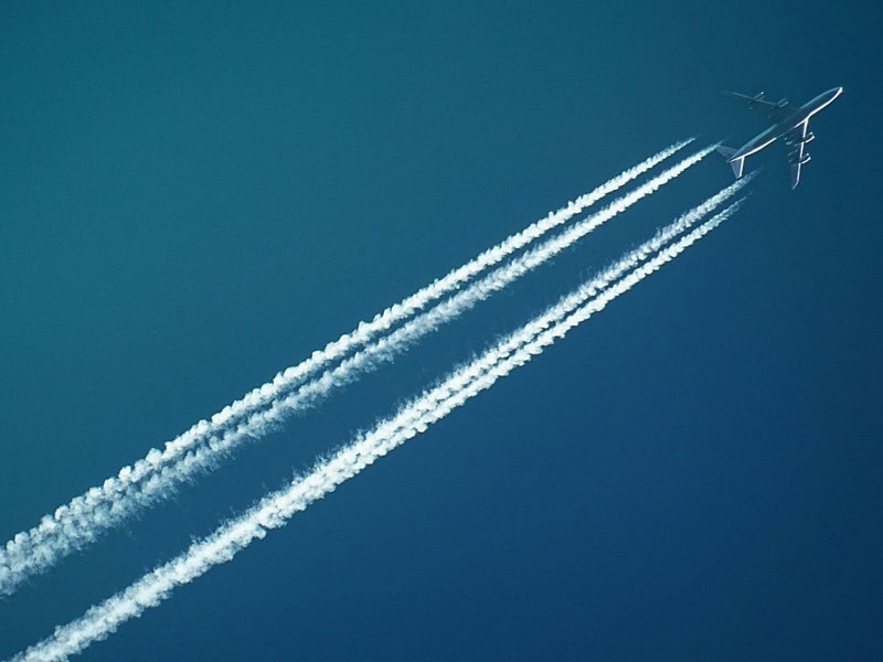 contrail cloud airplane